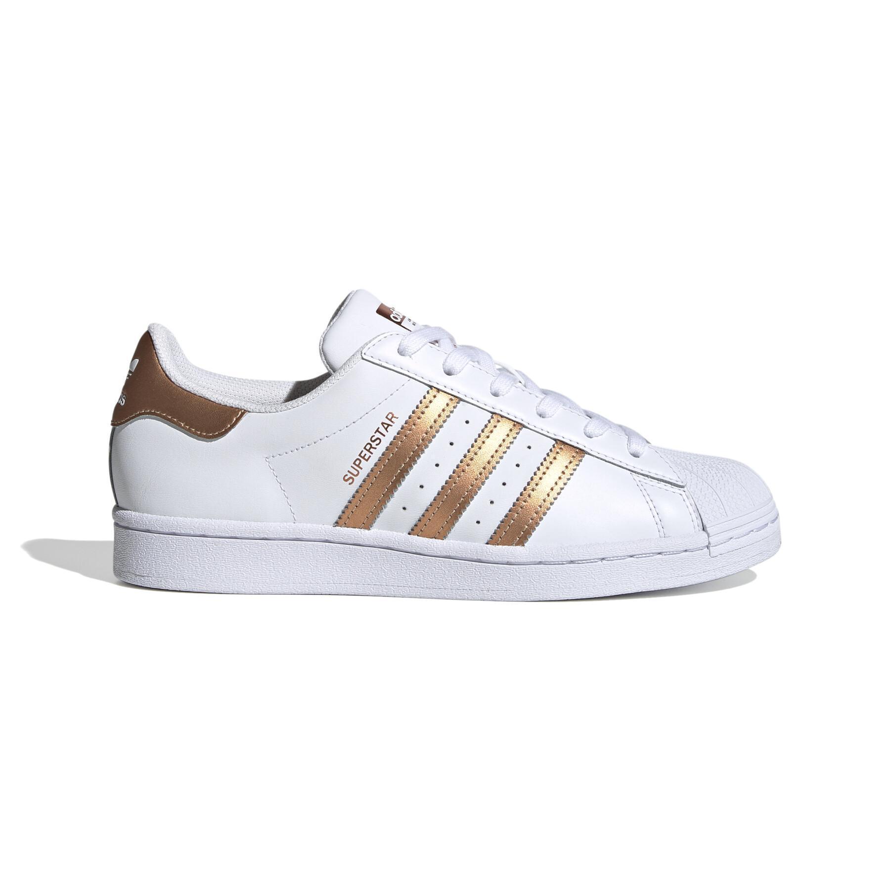 https://media.handball-store.fr/catalog/product/cache/image/1800x/9df78eab33525d08d6e5fb8d27136e95/a/d/adidas-originals_fx7484_1_footwear_photography_side_lateral_center_view_white_000.jpg
